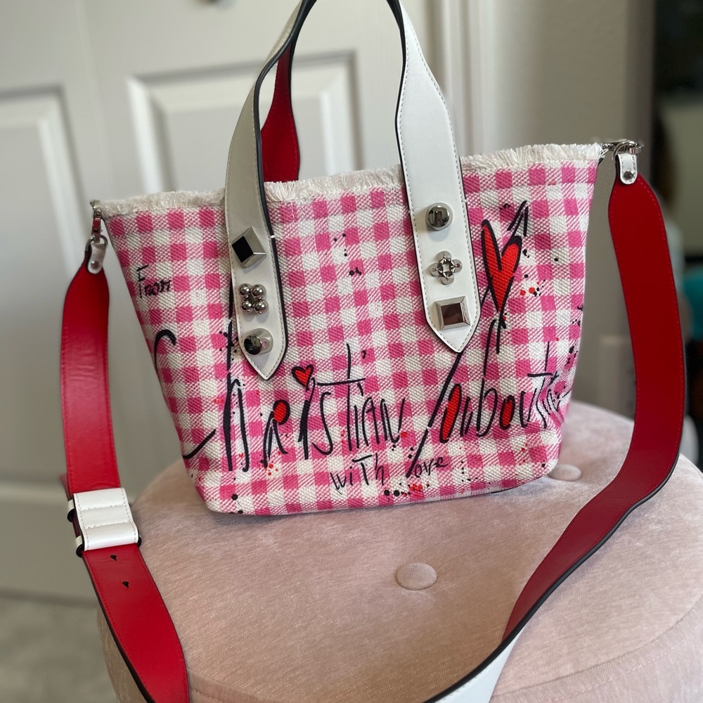 Christian Louboutin
Frangibus Viva Vichy Small With Love Graffiti Toile Tote Bag - Picture 2 of 13